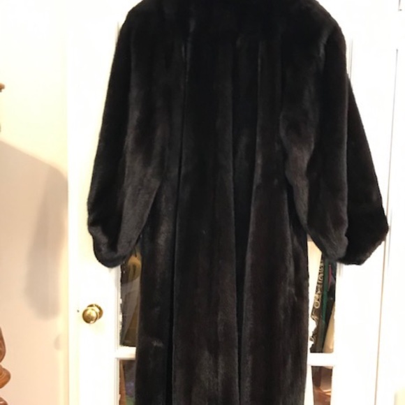 WORLD'S FINEST DARK RANCH MINK - Picture 1 of 3